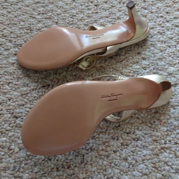 SALVATORE FERRAGAMO FLIP FLOPS LEATHER in GOLD - Picture 4 of 11